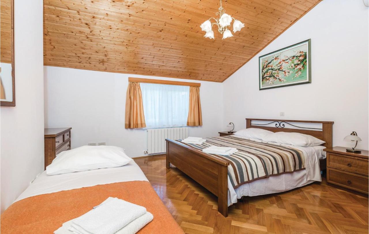 Beautiful Apartment In Brsec With Kitchen 외부 사진