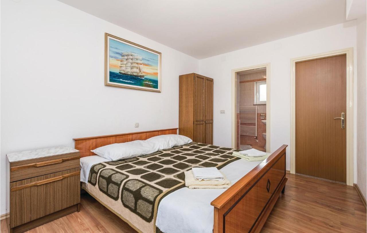 Beautiful Apartment In Brsec With Kitchen 외부 사진