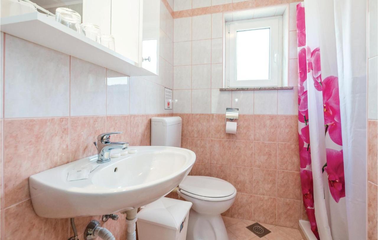 Beautiful Apartment In Brsec With Kitchen 외부 사진