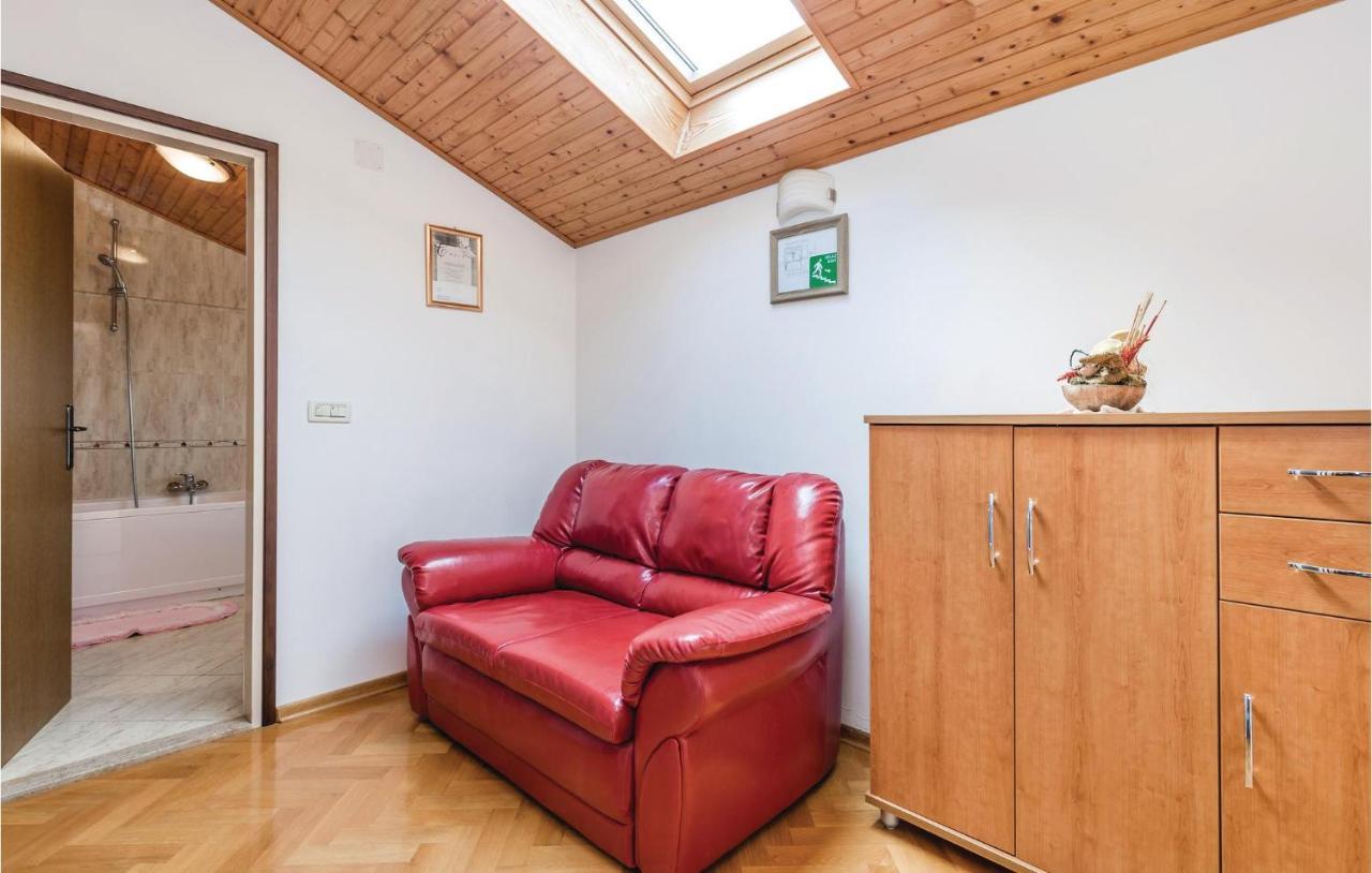 Beautiful Apartment In Brsec With Kitchen 외부 사진