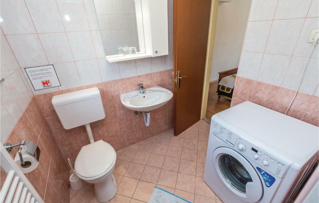 Beautiful Apartment In Brsec With Kitchen 외부 사진